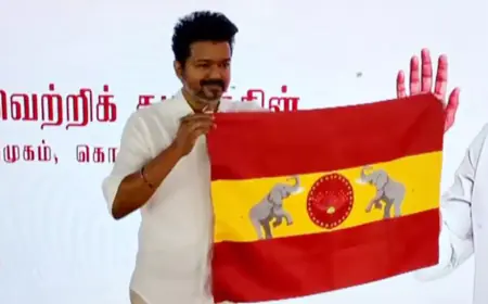 நடிகர் விஜய் கட்சியின் கொடியை அறிமுகம் செய்தார்