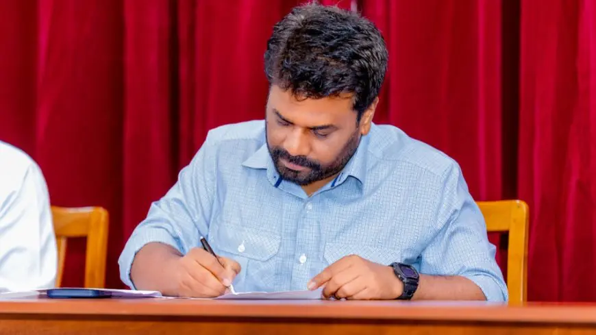ஜனாதிபதித் தேர்தலுக்காக வேட்புமனுவில் அநுர கையொப்பம்