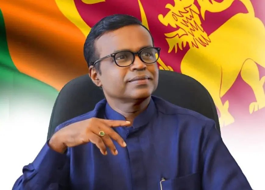 கரு பரணவிதான பாராளுமன்றத்திற்குள் பிரவேசிக்கிறார்