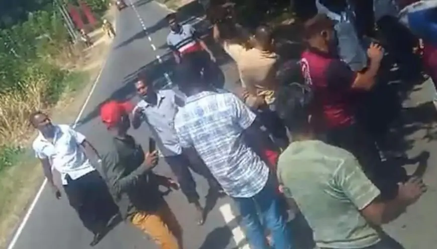 தேசிய மக்கள் சக்தியின் ஆதரவாளர்கள் சென்ற பேருந்து மீது தாக்குதல்