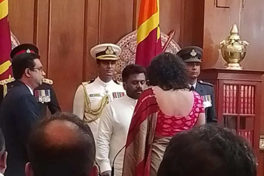 பதவியேற்றார் இலங்கையின் புதிய பிரதமர் 