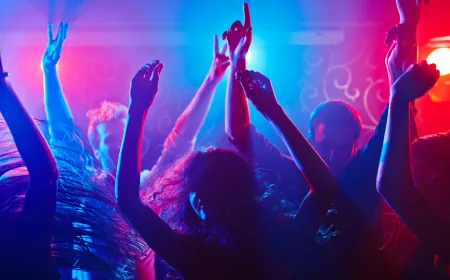 பேஸ்புக் விருந்து - 15 இளம் பெண்கள் உட்பட 76 பேர் கைது