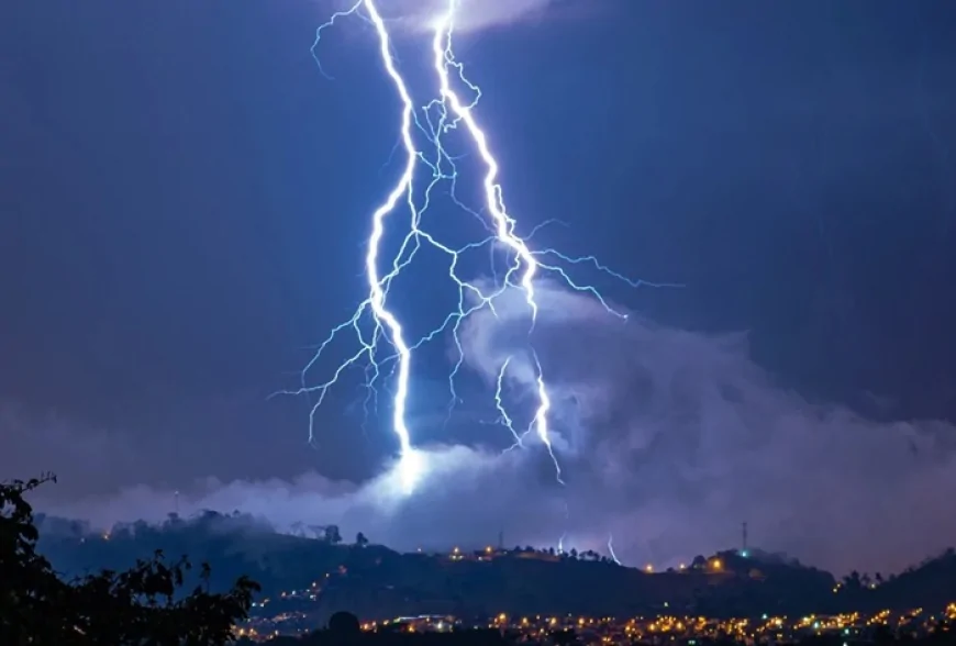 Lightning advisory issued to 17 districts