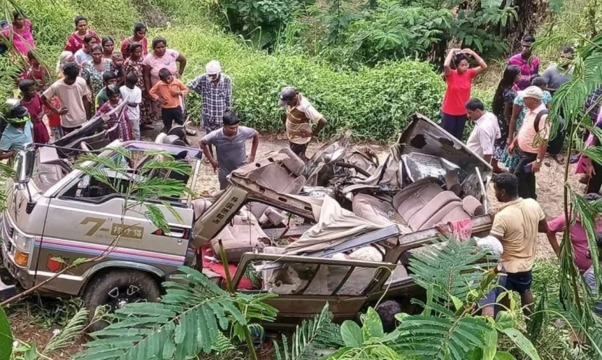 வீதியை விட்டு விலகி வான் விபத்து; குழந்தைகள் உட்பட 18 பேர் காயம்