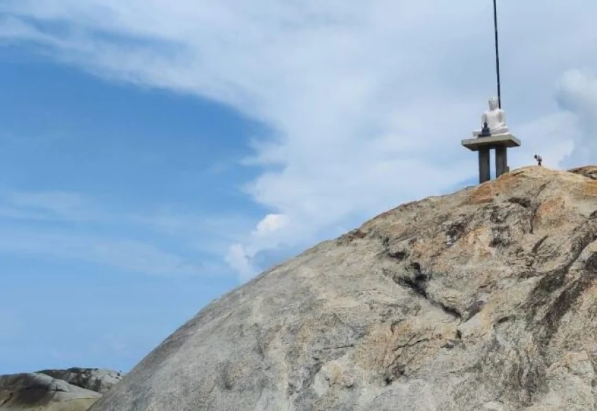 உகந்தமலையில் புதிதாக முளைத்த புத்தர் சிலை!