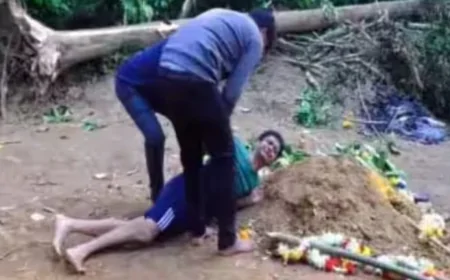 மகனின் கல்லறையில் கதறி, கதறி அழுத தந்தை - ஆர்சிபி கொண்டாட்ட துயரம்