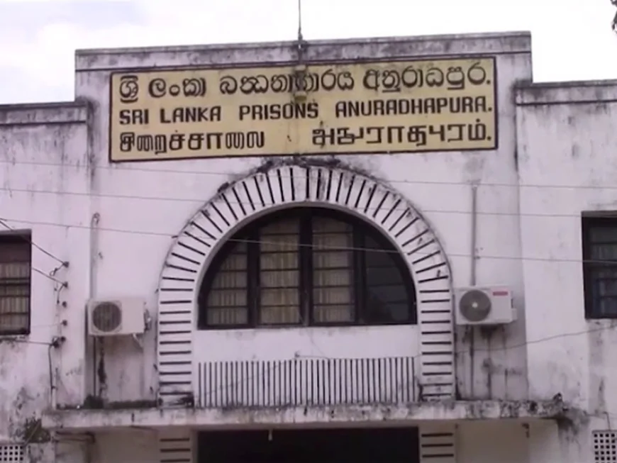 கைதிக்கு பொதுமன்னிப்பு - சிறைச்சாலை கண்காணிப்பாளர் கைது
