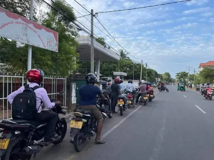 யாழ்ப்பாணத்தில் மீண்டும் எரிபொருள் நிலையங்களில் குவிந்த மக்கள்