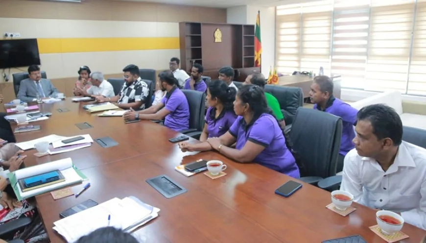 ஆயிரக்கணக்கானவர்களை பணி நீக்க முன்வைத்த முரண்பட்ட காரணங்கள்!