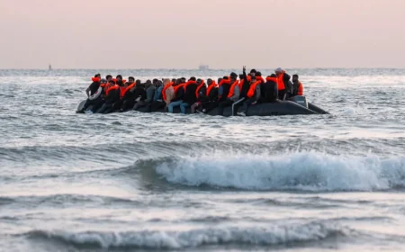 பிரித்தானியாவில் பிறந்த குழந்தைகளும் நாடுகடத்தப்படலாம்: உள்துறைச் செயலரின் புதிய குடியேற்றத் திட்டம்