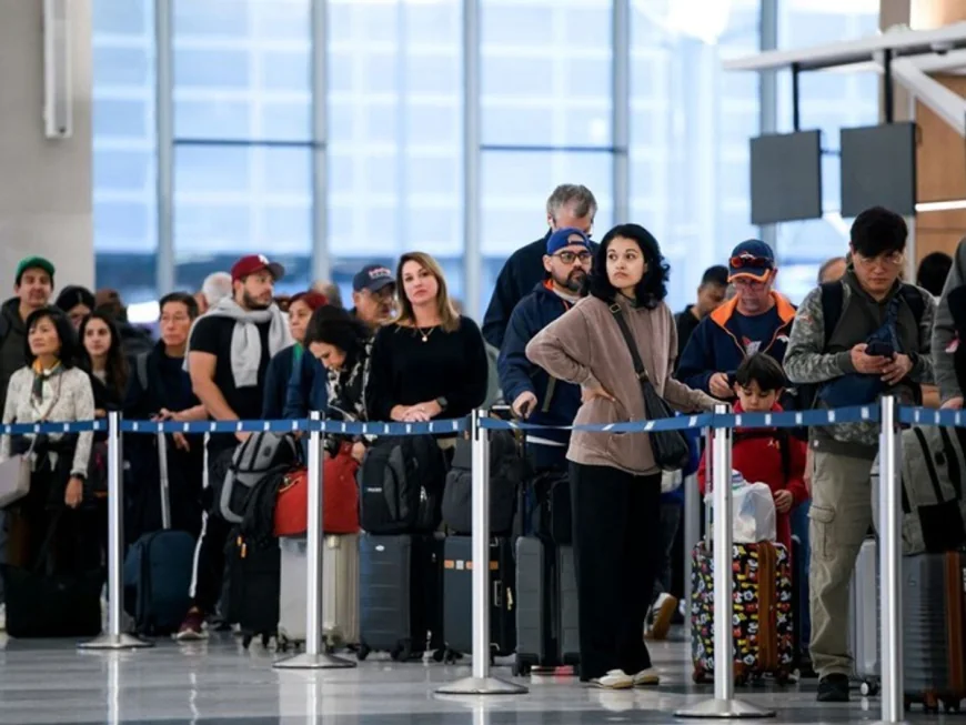 அமெரிக்காவில் ஒரே நாளில் 700-க்கும் மேற்பட்ட விமான சேவைகள் ரத்து: டிரம்ப் அரசாங்கத்துக்குப் பெரும் சிக்கல்