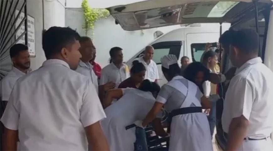 தனியார் பேருந்து கவிழ்ந்து ஒருவர் பலி; உயர்தர மாணவர்கள் உட்பட சுமார் 20 பேர் காயம்