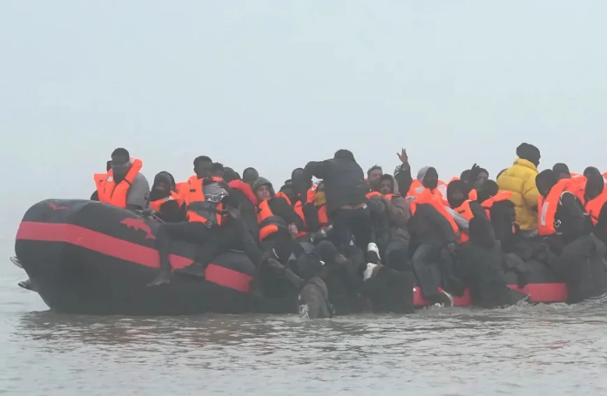 பிரித்தானிய சட்டவிரோத குடியேறிகளின் படகு என்ஜின்களை உடைத்த குழுவினர்- பொலிஸார் விசாரணை