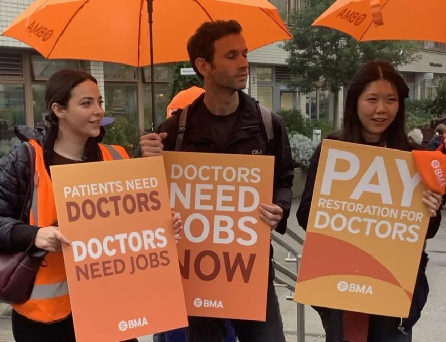 பாகுபாடு மற்றும் அவமதிப்பு: பிரித்தானியாவை விட்டு வெளியேறும் ஆயிரக்கணக்கான புலம்பெயர் மருத்துவர்கள்