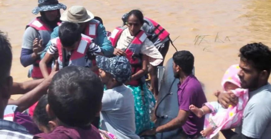 மாவிலாறு குளக்கட்டு  உடைப்பால் பாதிக்கப்பட்ட 309 பேரை கடற்படை மீட்டது
