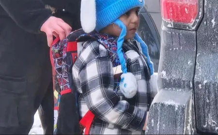 குடியேற்ற கெடுபிடி; கைதாகிய 5 வயது சிறுவன் பயத்தில் உறைந்து நிற்கும் புகைப்படத்தால் சர்ச்சை!