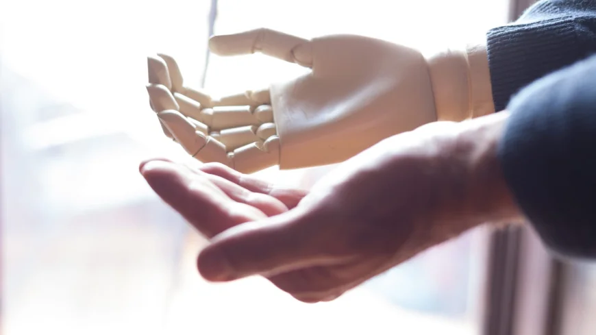 செயற்கைத் தோல் மூலம் ரோபோக்களுக்கு வலி உணர்வு: மனித நரம்பு மண்டலத்தைப் போலவே செயல்படும் இயந்திரங்கள்