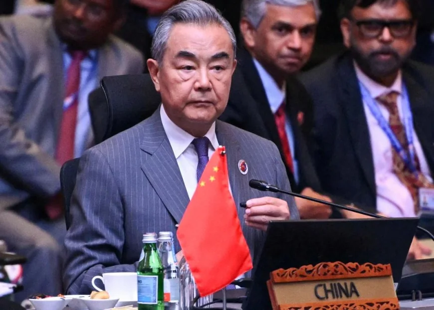 இலங்கையில் குறுகிய பயணம் மேற்கொண்டுள்ள சீன வெளிநாட்டு அமைச்சர் வாங் யீ