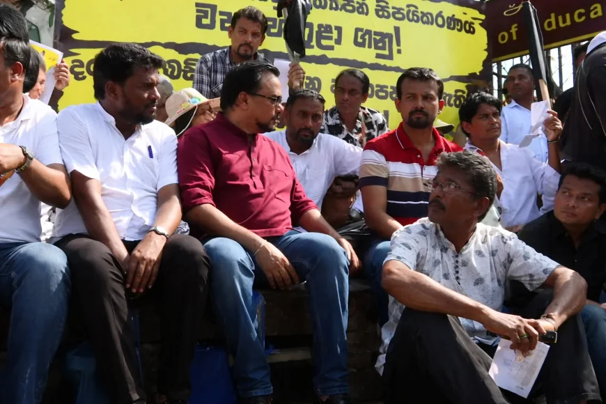 கல்வி அமைச்சு முன்பாக விமல் வீரவங்சவின் சத்தியாக்கிரக போராட்டம் ஆரம்பம்