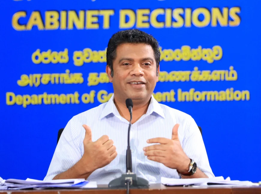 முப்படையினரை தவிர நாட்டில் வேறு படைகள் இல்லை - 'சிவப்பு படை' கேள்விக்கு அமைச்சர் பதிலடி