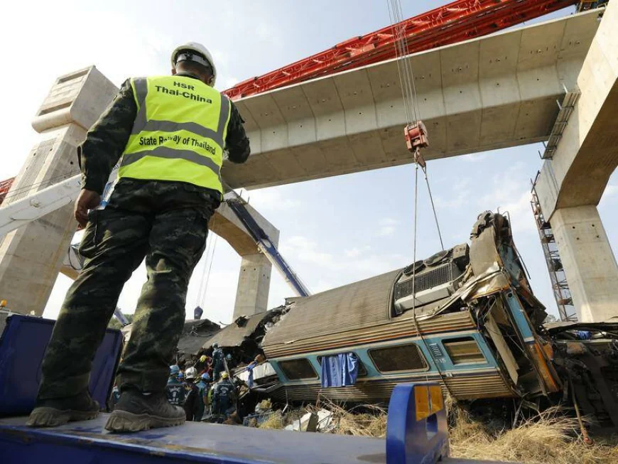 தாய்லாந்தில் பயணித்துக் கொண்டிருந்த ரயில்மீது கிரேன் விழுந்து கோர விபத்து: 32 பேர் உயிரிழப்பு