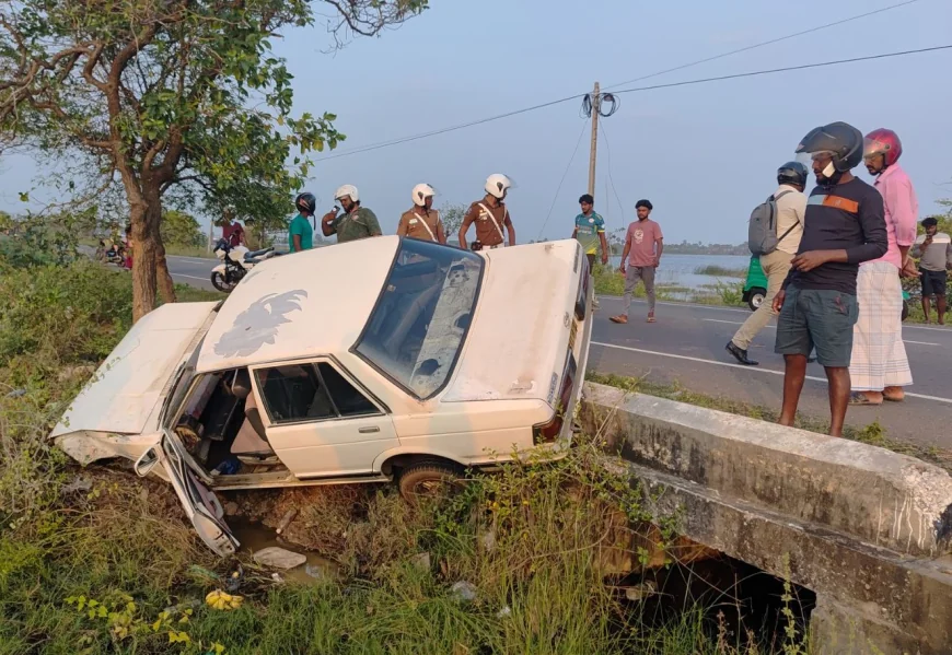 கார் கவிழ்ந்து விபத்து – யாழ்ப்பாணத்தில் ஒரே குடும்பத்தைச் சேர்ந்த மூவர் காயம்