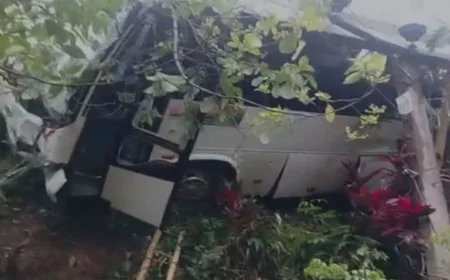 ஹட்டன்–கொழும்பு பிரதான வீதியில் பஸ் விபத்து: பெண் பலி, குழந்தைகள் உட்பட நால்வர் காயம்