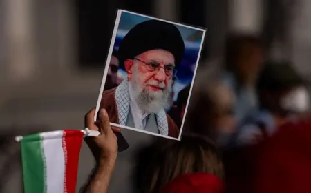 மத்திய கிழக்கில் போர் மேகங்கள்: ஈரானின் உச்ச தலைவர் ஆயத்துல்லா அலி காமெனி கொல்லப்பட்டதாக அரசு ஊடகம் அறிவிப்பு