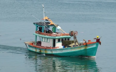 தெற்குக் கடற்பரப்பில் போதைப்பொருள் மற்றும் ஆயுதங்களுடன் மீன்பிடி  படகு