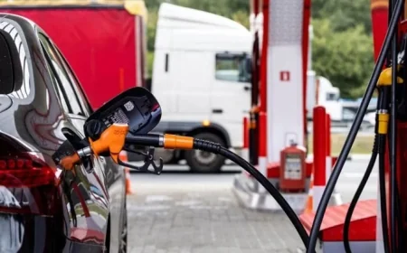 இலங்கையில் எரிபொருள் விலை அதிரடி உயர்வு: நள்ளிரவு முதல் புதிய விலை அமல்