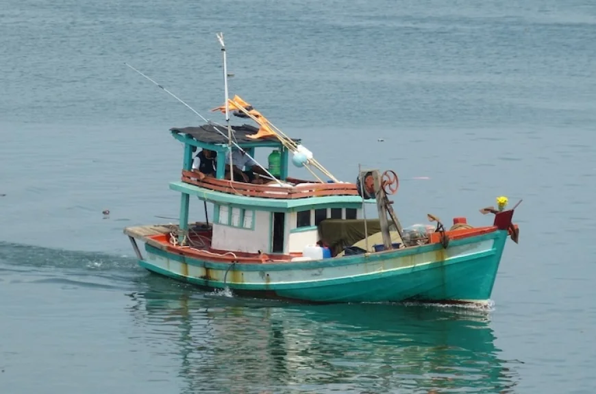 தெற்குக் கடற்பரப்பில் போதைப்பொருள் மற்றும் ஆயுதங்களுடன் மீன்பிடி  படகு