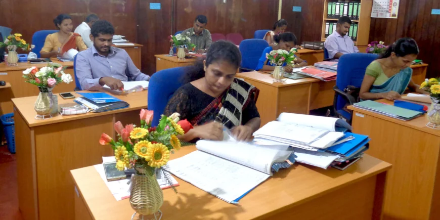 எரிபொருள் தட்டுப்பாடு காரணமாக அரச ஊழியர்களுக்கு வாரம் தோறும் ஒரு நாள் விடுமுறை