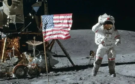 நீல் ஆம்ஸ்ட்ராங் நிலவிலிருந்து ரகசியமாகக் கொண்டுவந்த பொருட்கள் என்னென்ன தெரியுமா?