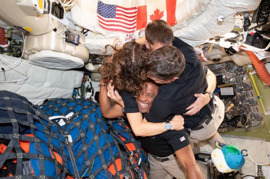 மனிதன் சென்றதிலேயே தொலைதூர விண்வெளிப் பயணம் – வீரர்கள் பாதுகாப்பாக பூமிக்கு திரும்பினர்