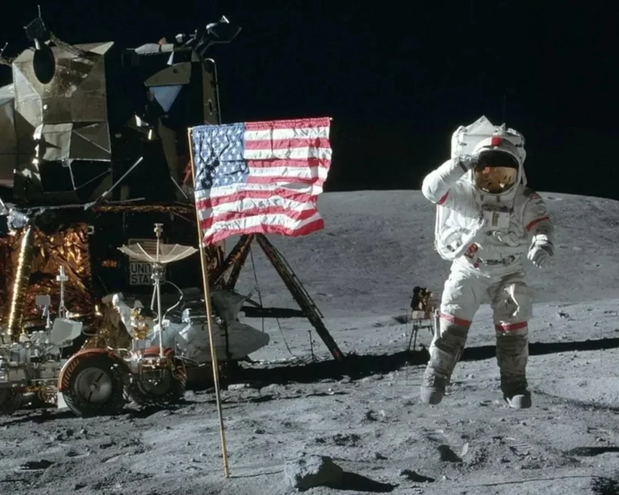 நீல் ஆம்ஸ்ட்ராங் நிலவிலிருந்து ரகசியமாகக் கொண்டுவந்த பொருட்கள் என்னென்ன தெரியுமா?