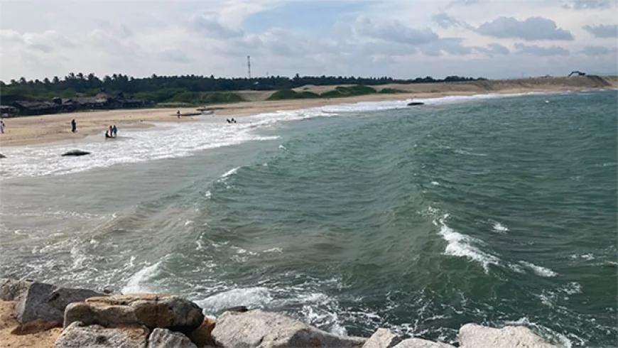 கிரிந்த கடலில் நீராடச் சென்ற ஆசிரியர் பலி; மாணவி கவலைக்கிடம்
