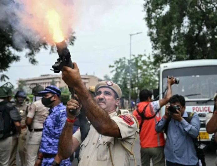 புதுடெல்லியில் மாணவர் போராட்டம் தீவிரம்: நாடாளுமன்றம் நோக்கி பேரணி சென்றவர்கள் மீது பொலிஸார் தடியடி