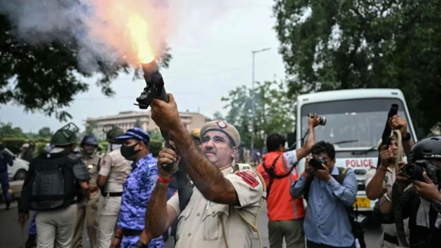 புதுடெல்லியில் மாணவர் போராட்டம் தீவிரம்: நாடாளுமன்றம் நோக்கி பேரணி சென்றவர்கள் மீது பொலிஸார் தடியடி