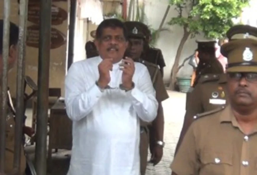 கணவரை சிறையிலிருந்து காப்பாற்ற இலஞ்சம் வழங்கிய குற்றச்சாட்டு: முன்னாள் பிரதியமைச்சரின் மனைவி கைது