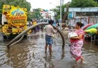சென்னையில் தொடர் கனமழை: வீதிகளில் தேங்கியுள்ள வெள்ளநீரை அகற்ற 500 உழவு இயந்திரங்கள்
