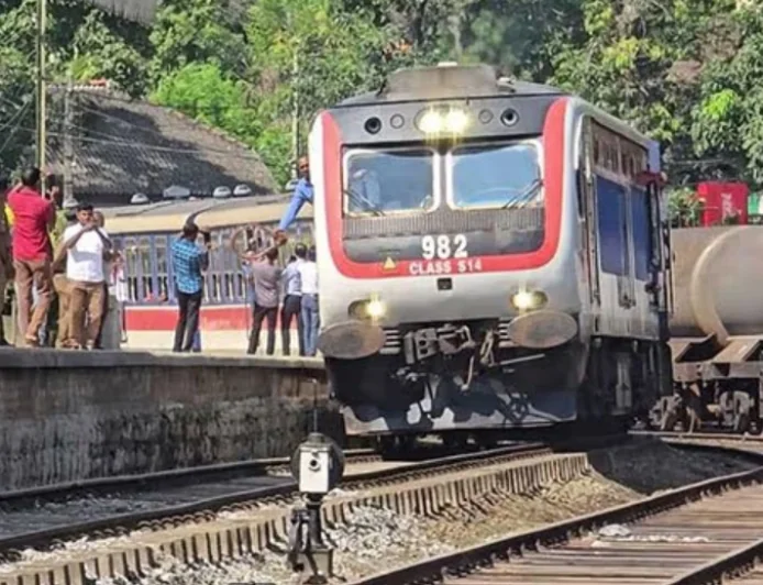 பேராதனையில் இருந்து கொழும்பு நோக்கிய பயணித்த ரயில் தடம்புரண்டது