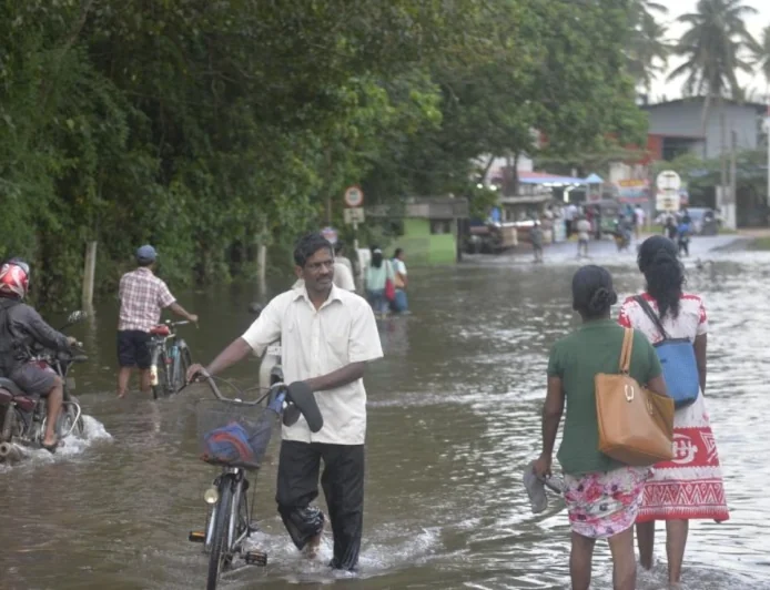 சீரற்ற காலநிலையால் 21,218 பேர் பாதிப்பு; ஒருவர் பலி, மூவர் மாயம் – 17 மாவட்டங்களில் பாதிப்பு!