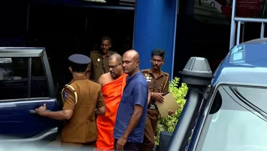 திறந்த பிடியாணை பிறப்பிக்கப்பட்டிருந்த ஞானசார தேரர் கொழும்பு நீதவான் நீதிமன்றில் முன்னிலை! 