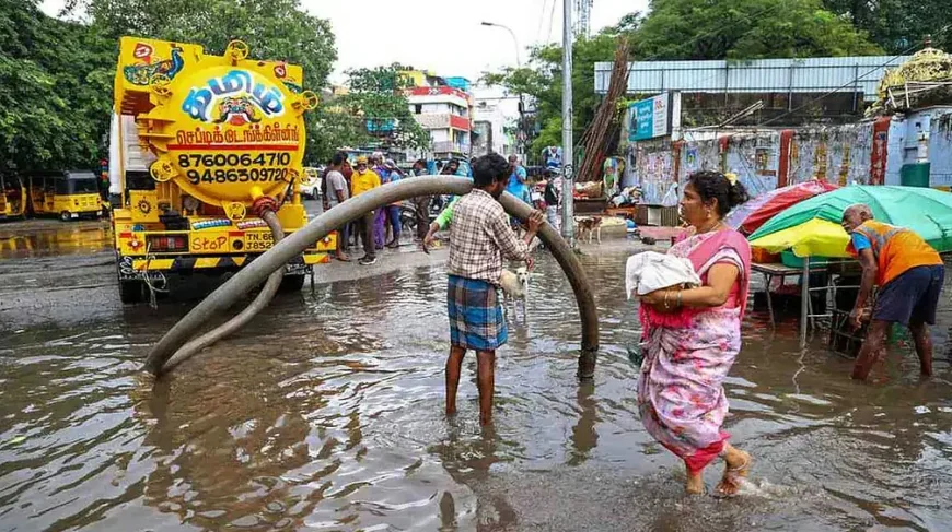 சென்னையில் தொடர் கனமழை: வீதிகளில் தேங்கியுள்ள வெள்ளநீரை அகற்ற 500 உழவு இயந்திரங்கள்